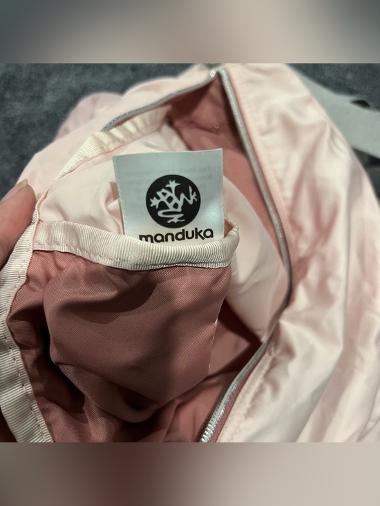 Manduka Be Series rucksack light pink and gray